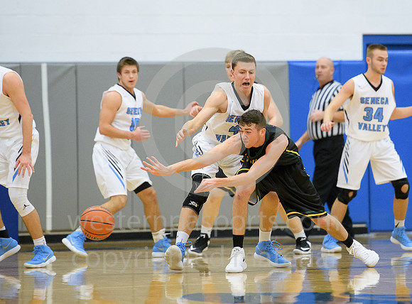 Boys Hoops_Penn-Trafford vs Seneca Valley_20171209-KR1_8015