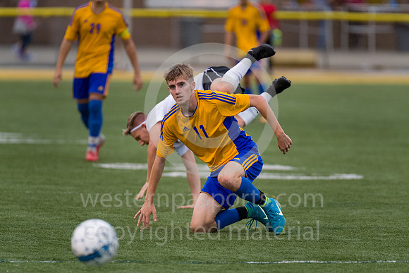DerrySoccer-SeniorNight-101018-3912